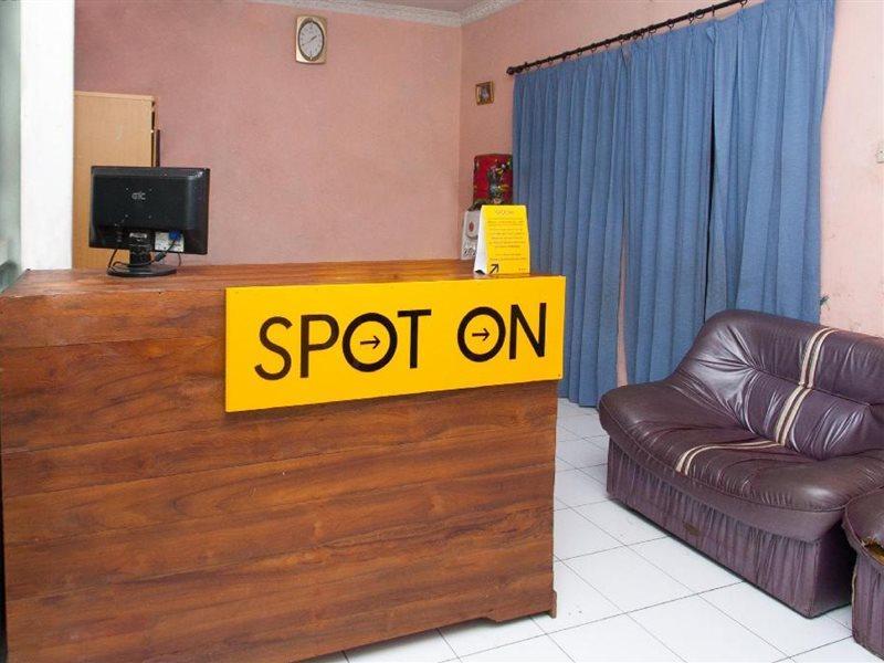 Spot On 2830 Azka Guest House Syariah Cilacap Exteriér fotografie